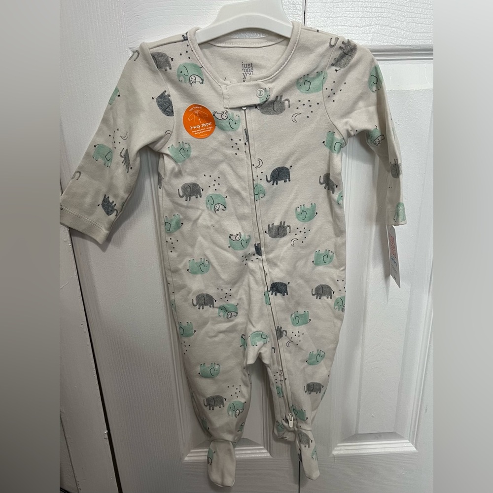 Sleeper with a two way zipper NWT size 6 m